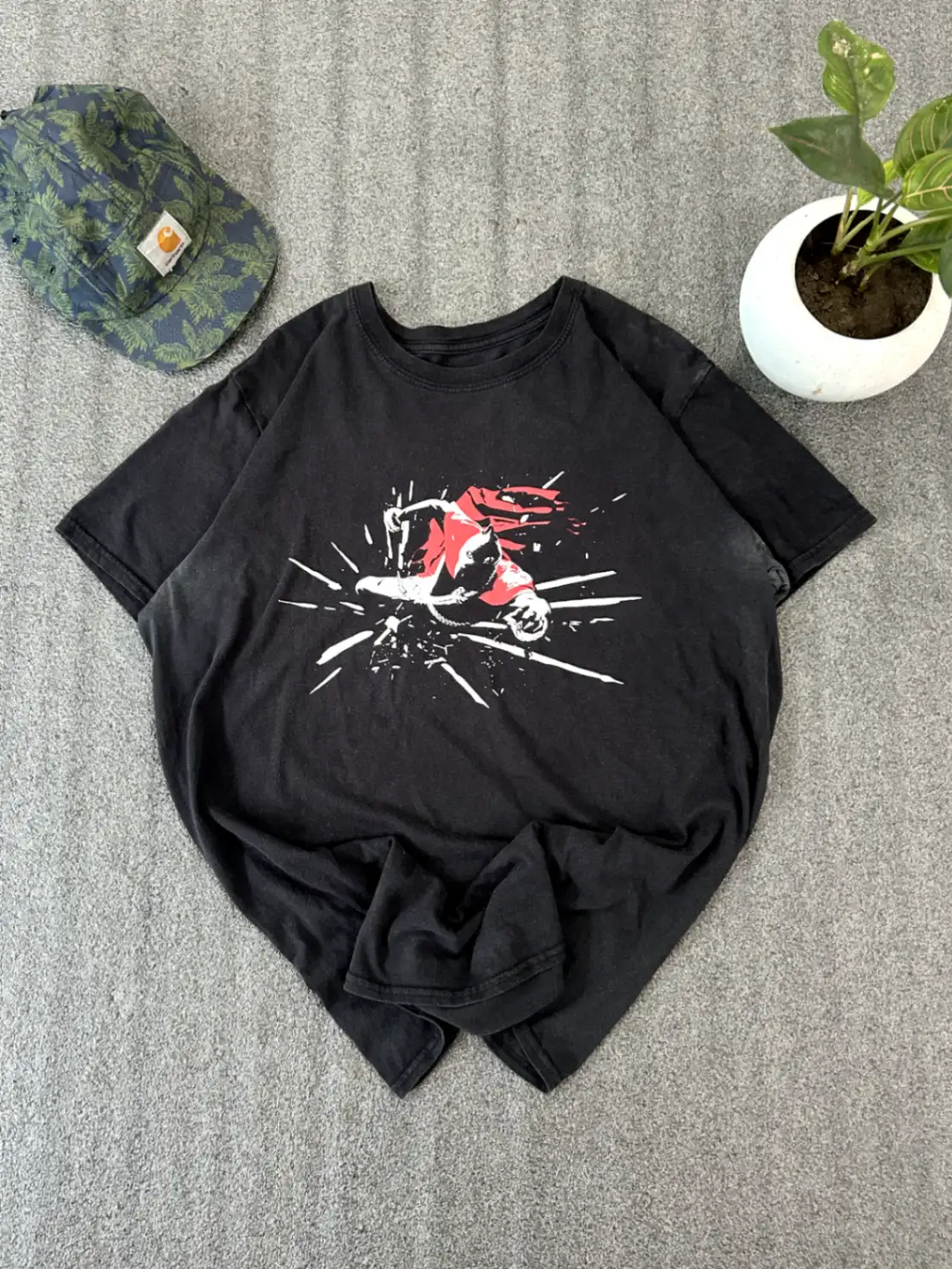 Front Graphic Tee - M