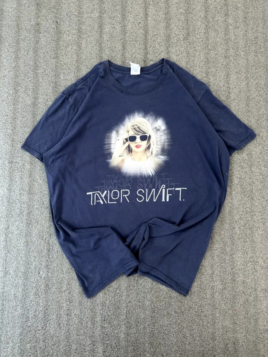 Taylor Swift Tee - L